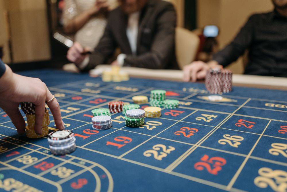Chip kasino disusun di atas meja rolet
