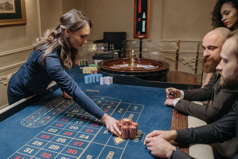 Meja rolet dengan dealer profesional di studio live casino