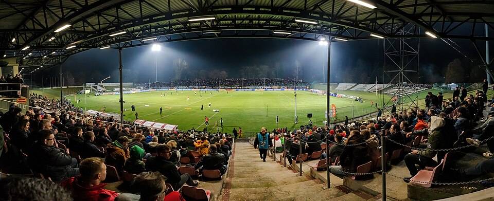 Suasana stadion sepak bola yang penuh penonton